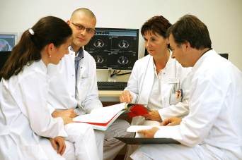 Foto: Radioaktivität © HELIOS Kliniken GmbH Radioaktivität: Teambesprechung unter Ärzten