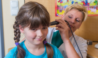 Foto: Faszination Hören © HELIOS Kliniken GmbH Faszination Hören: Schwester führt mit kleinem Mädchen eine Hörübung durch
