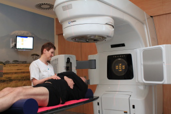 Foto: Linearbeschleuniger © HELIOS Kliniken GmbH Linearbeschleuniger: Schwester betreut Patienten im Linearbeschleuniger