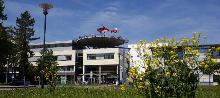 Foto: Außenansicht Helios Klinikum Erfurt © Helios Kliniken GmbH Außenansicht des Gebäudes mit Landeplatz