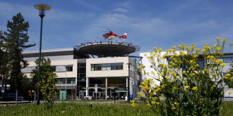 Außenansicht des Gebäudes mit Landeplatz
