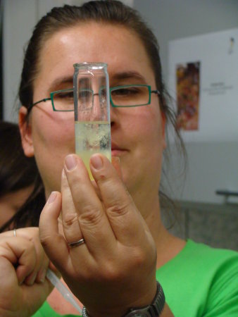 Foto: DNA-Küche © IGZev Frau mit Glas in der Hand