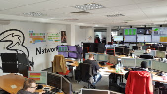 Foto: Einblick ins NOC © Roman Mokesch Großraumbüro mit vielen Computer-Bildschirmen