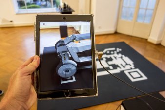 Foto: Virtuelle Welten mit einem 3D-Gerät © Rolf Kruse Über ein 3D-Gerät lässt sich am Monitor ein Fahrzeug sichtbar machen.