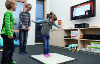 Foto: Hopscotch 2 © Fraunhofer IDMT Spielende Kinder in einem Raum