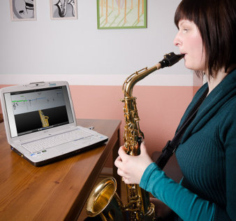 Foto: Songs2See 2 © Fraunhofer IDMT Frau spielt vor Computer Saxophon