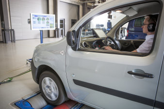 Foto: Elektromobilität wird geprüft © Jens Hauspurg Ein graues Elektromobil wird von einem Mitarbeiter in der Laborhalle getestet.