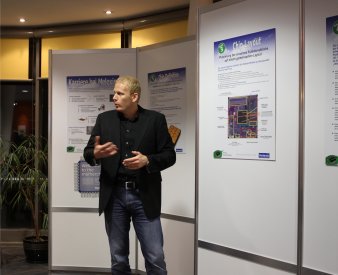 Foto: Melexis Foyer © Melexis GmbH / Diana Stuckert Melexis Mitarbeiter erklärt, wie ein Integrierter Schaltkreis entwickelt wird und man einen funktionierenden Silizium Chip bekommt
