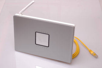 Foto: Router © Hans-Peter Reichartz / Pixelio Ein klassischer weißer Router mit Antenne.
