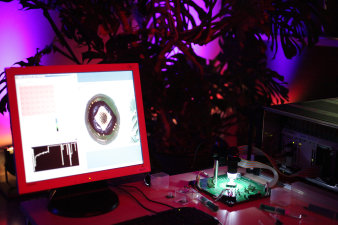 Foto: IMMS - Testaufbau Bioanalytiks © Beate Hövelmans Testaufbau zur Krebsfrüherkennung mit Mikroskop, Proben, Testgerät und Montor mit Testergebnissen.