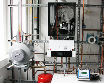 Foto: Ein Wärmeerzeuger © Kristin Thieme Eine Gastherme wird gezeigt.