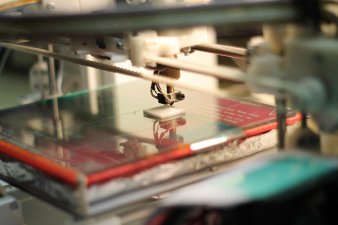Foto: 3D-Drucker © Rolf Kruse Ein 3D-Drucker fertigt ein Objekt.