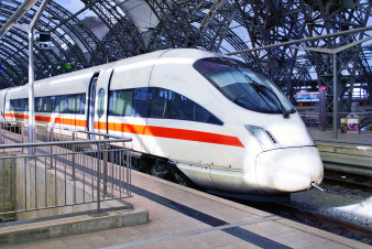 Foto: Eisenbahnbetrieb © colourbox.de Zug am Bahnhof, vorderer Teil