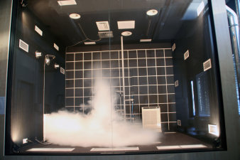 Foto: Raumströmungskammer © Sylvia Willing Nebel in der Raumströmungskammer mit technischen Geräten