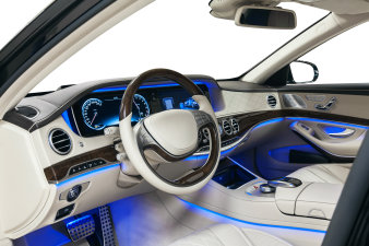 Foto: Anwendung Fahrgastraumbeleuchtung © Melexis GmbH Blick in ein modernes beleuchtetes Auto