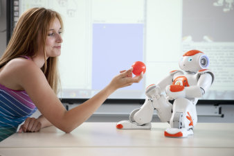 Foto: Angewandte Informatik für Kinder © Jens Hauspurg Mensch und Roboter