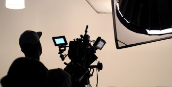 Foto: Wie arbeitet ein HDTV-Video-Studio? © colourbox.de filmender Mensch