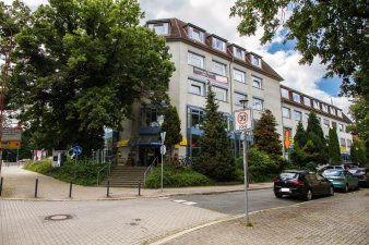 Foto: Von der Straßenbahn zum Eingang © Dennis Laufersweiler Gebäude an Straßenecke
