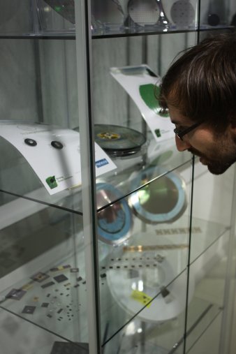 Foto: Bauteile © Melexis GmbH / Diana Stuckert Besucher der Langen Nacht der Wissenschaft beim Betrachten von Bauteilen