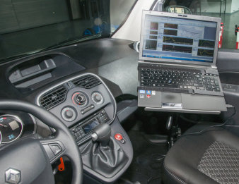 Foto: Fahrzeuginnere mit Laptop © Kai Gottschall Warum mein Auto so viel weiß: Fahrzeuginnere, dessen Daten mit Hilfe eines Laptops bemessen wird