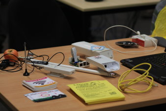 Foto: OpenData © Stephan Jauch OpenData und Sensoren: Bild zeigt Tisch auf denen Messgeräte und Kabel zur Messung von Daten sind.