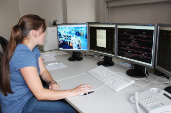 Foto: Eisenbahnbetrieb © Ronald Glembotzky Eine Studentin sitzt am Computer