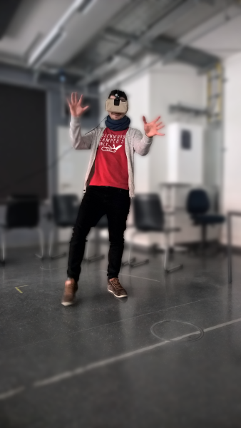 Foto: Mittendrin statt nur dabei © Rolf Kruse Mensch im Raum mit VR-/AR-Brille