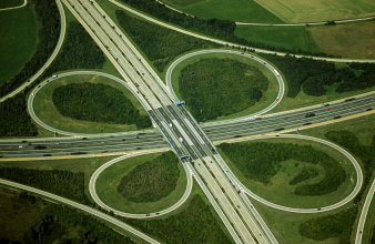 Foto: Autobahnkreuz von oben © Barbara Noskowski / Fotolia Ein Autobahnkreuz aus der Vogelperspektive