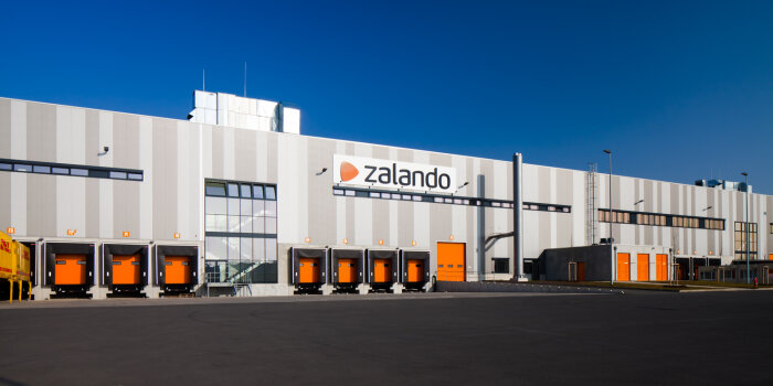 Zalando Logistikzentrum in Erfurt: Front des Gebäudes mit Andock-Toren für LKW.