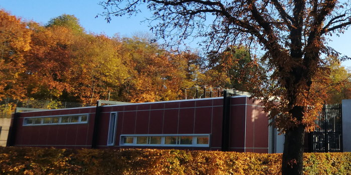 Foto: Umspannwerk Erfurt/West SWE Netz © Hanno Rupp Umspannwerks-Außenansicht des Schalthauses und der Begrenzungswand von der Lauentorstraße
