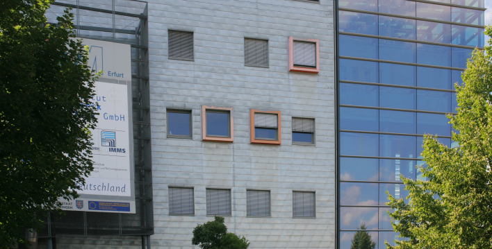 Foto: IMMS Erfurt im Anwendungszentrum Mikrosystemtechnik (AZM), Erfurt-Süd-Ost © Beate Hövelmans, IMMS Modernes Gebäude mit Glasfassade bei Tag