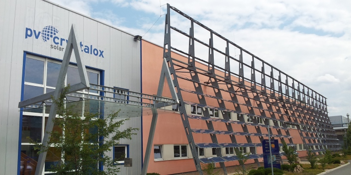 Foto: Hauptgebäude mit Solarschirm © PV Crystalox Hauptgebäude der Firma PV Crystalox Solar Silicon GmbH mit 30 kW-Photovoltaikanlage zur Erzeugung elektrischer Energie