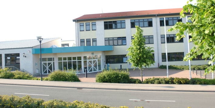 Foto: Berufsbildungszentrum Eingang zur Langen Nacht der Wissenschaften © Jörg Gengelbach Modernes Gebäude mit Bepflanzung