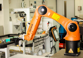Foto: Materialflussoptimierungen mit Gabelstaplern, Robotern, dem Eimerkettenbagger und der CNC-Fräsmaschine © Christian Häusler mehrere Maschinen und ein Roboterarm