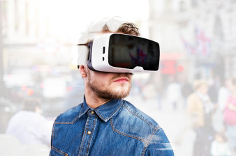 Foto: Virtual Reality in der Lehre – Bauphysik und Gebäudetechnik spielend leicht verstehen © Colourbox.de ein bärtiger Mann im Jeanshemd mit VR-Brille