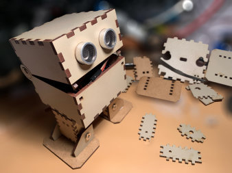 Foto: Kids@Digital – Kids fit machen für die digitale Zukunft: Programmieren, Robotik und Elektronik © Verein Technikkultur e. V. ein Robotergehäuse und Bastelteile