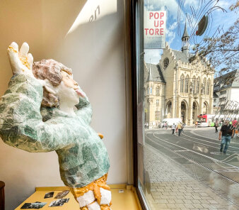 Foto: PUG – PopUp Gallery im Pop-up-Store | F11 © Marcel Krummrich Skulptur im Schaufenster