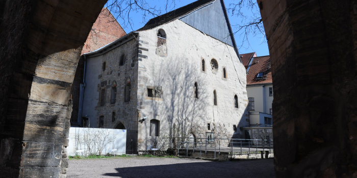 Foto: Alte Synagoge: Blick von der Waagegasse © Albrecht von Kirchbach Nord- und die Westfassade eines alten Gebäudes