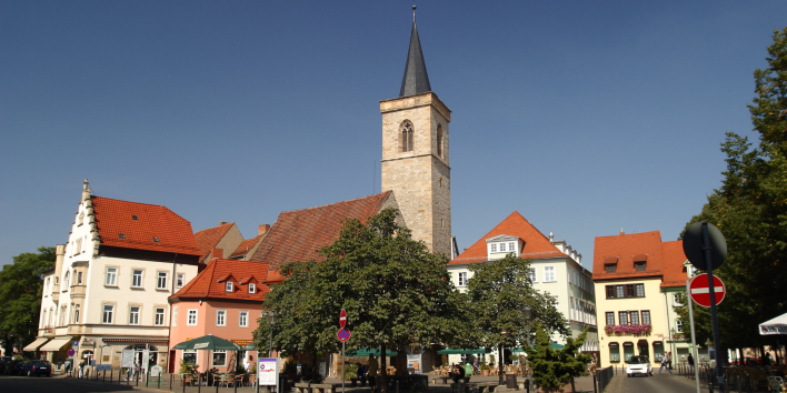 Blick auf den Erfurter Wenigemarkt mit dem Turm der Ägidienkirche im Hintergrund.