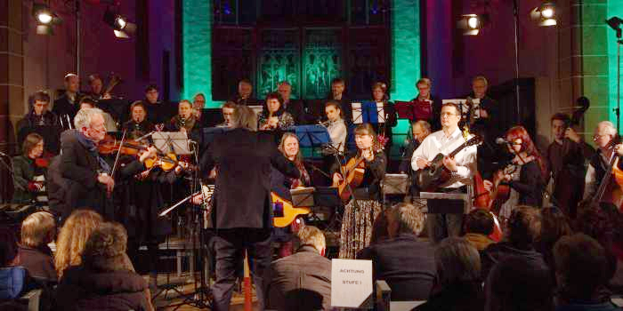 Gruppe von Musikern spielen in einer Kirche