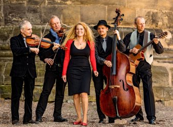 Foto: The String Company © Edelhoff 5 Musiker mit verschiedenen Instrumenten
