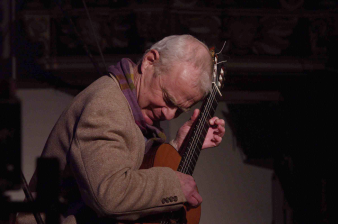 Foto: Ulrich Schwarz © Takramah männliche Person mit Gitarre
