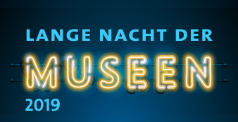 gelbe Leuchtschrift Lange Nacht der Museen 2019 auf dunkelblauem Hintergrund als Logo 