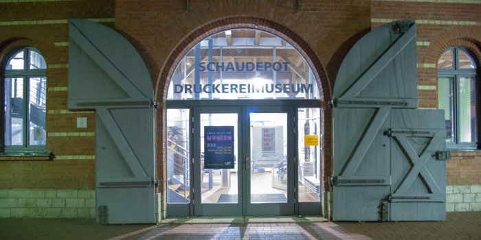die Eingangstür aus Glas zum Museum 