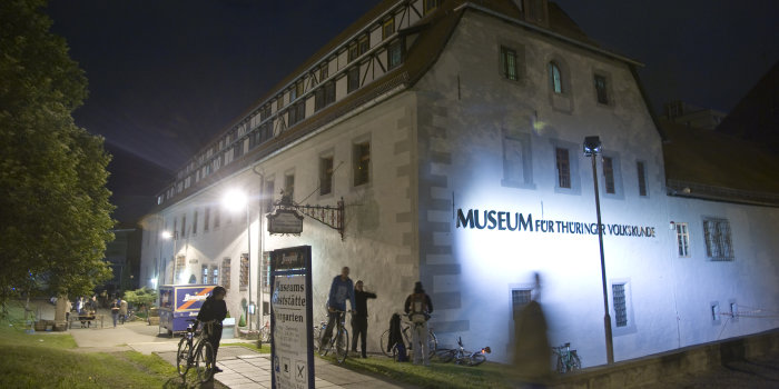 Volkskundemuseum bei Nacht.