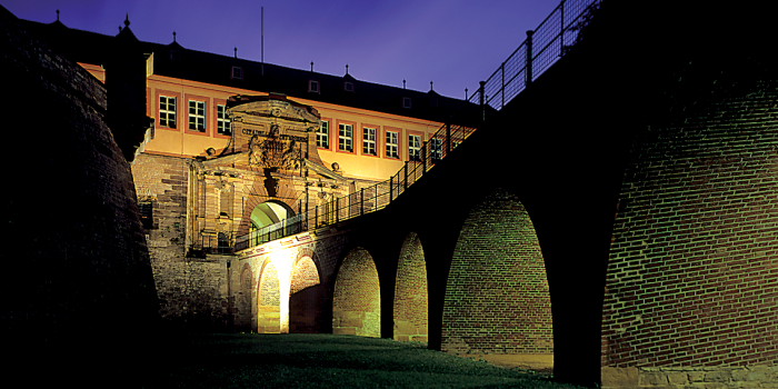 Brücke zum Eingangsportal der Zitadelle Petersberg bei Nacht