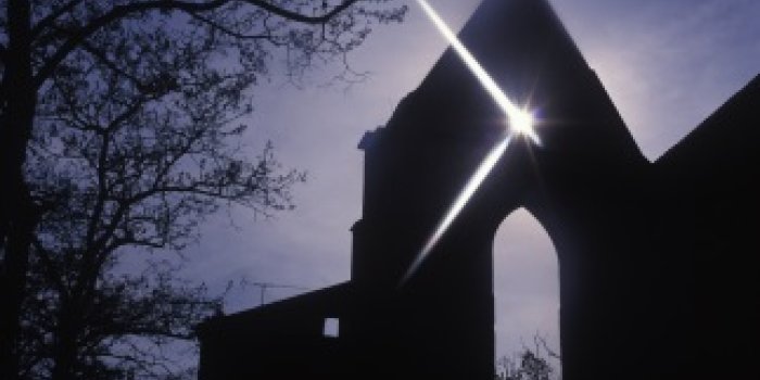Giebel der Barfüßerkirche mit untergehender Sonne