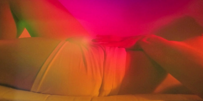 Foto: D. I. L. F. © Kunsthaus Erfurt liegender Körper im Slip im roten Licht