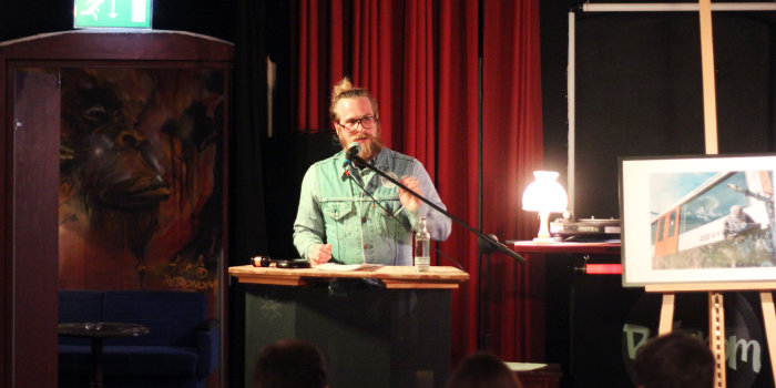 Foto: Auktion mit Jan-Phillip Niediek © Lukas Krause Auktionator versteigert ein Bild im Retronom
