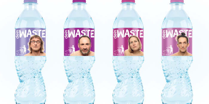 Foto: ohne Titel © Elena's Friends 2019 Plasteflaschen mit Etikett auf denen die Köpfe der beteiligten Künstler zu sehen sind
